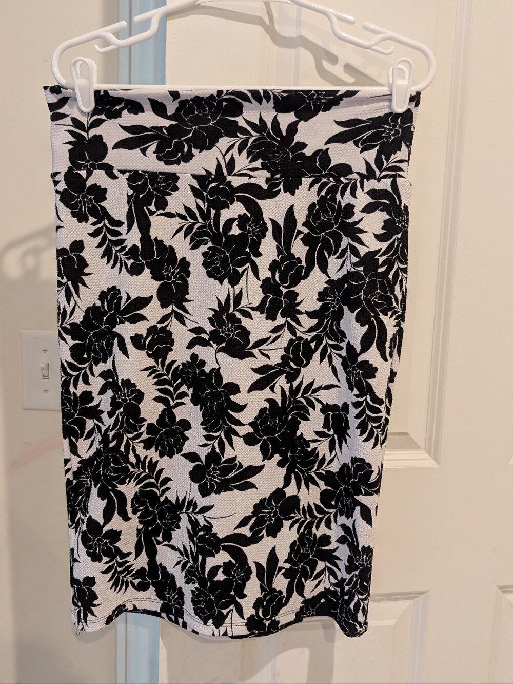LuLaRoe Black and White Floral Pencil Skirt